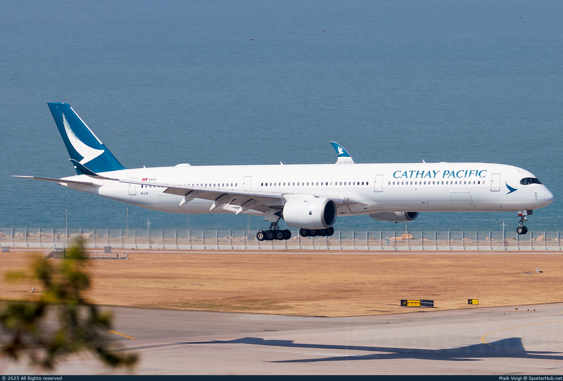Photo of B-LXI - Airbus A350-1041 operated by Cathay Pacific Airways