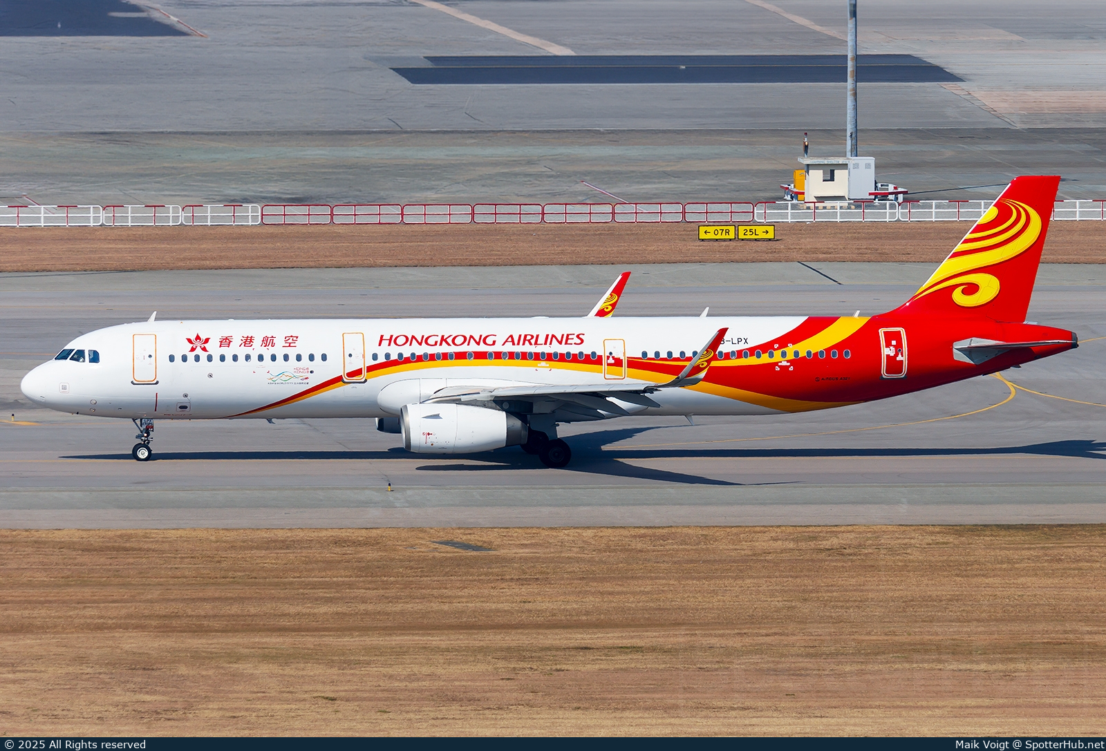 Photo of B-LPX - Airbus A321-231 operated by Hong Kong Airlines