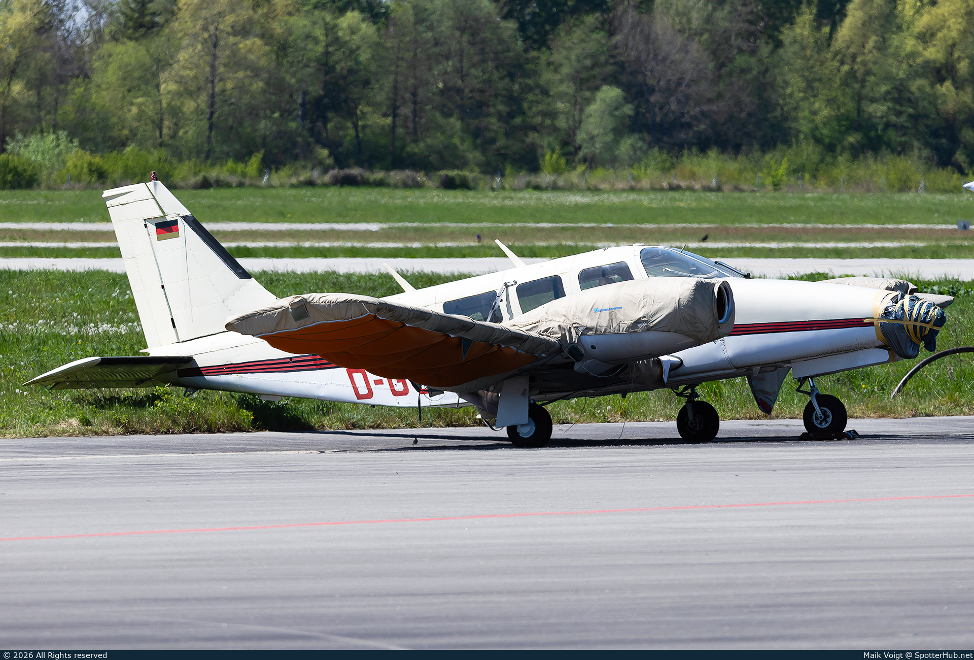 Photo of D-GEJL - Piper PA-34-200T Seneca II operated by Private
