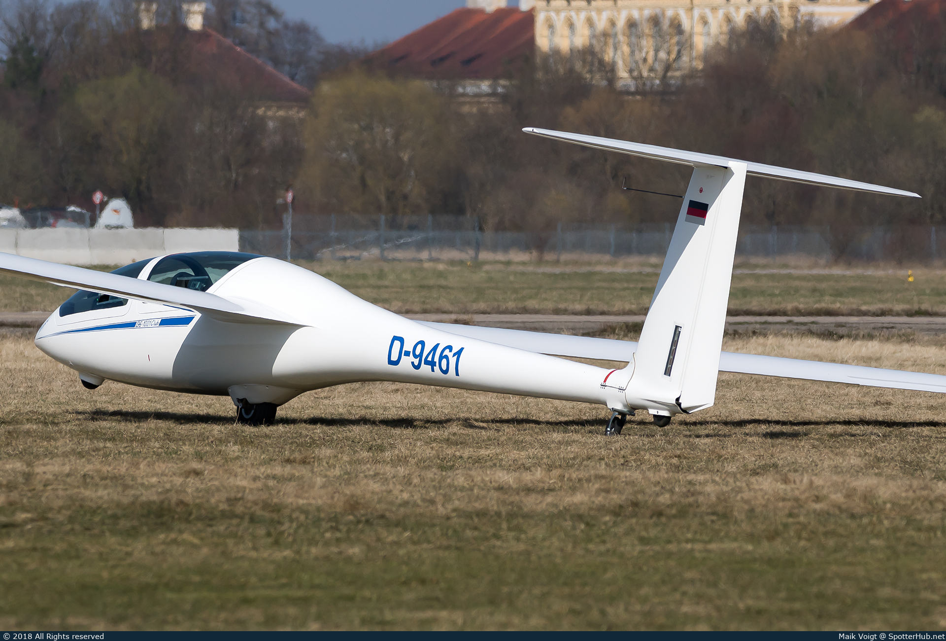 Photo of D-9461 - DG Flugzeugbau DG-1001 Club operated by Ikarus Luftsportclub Schleißheim