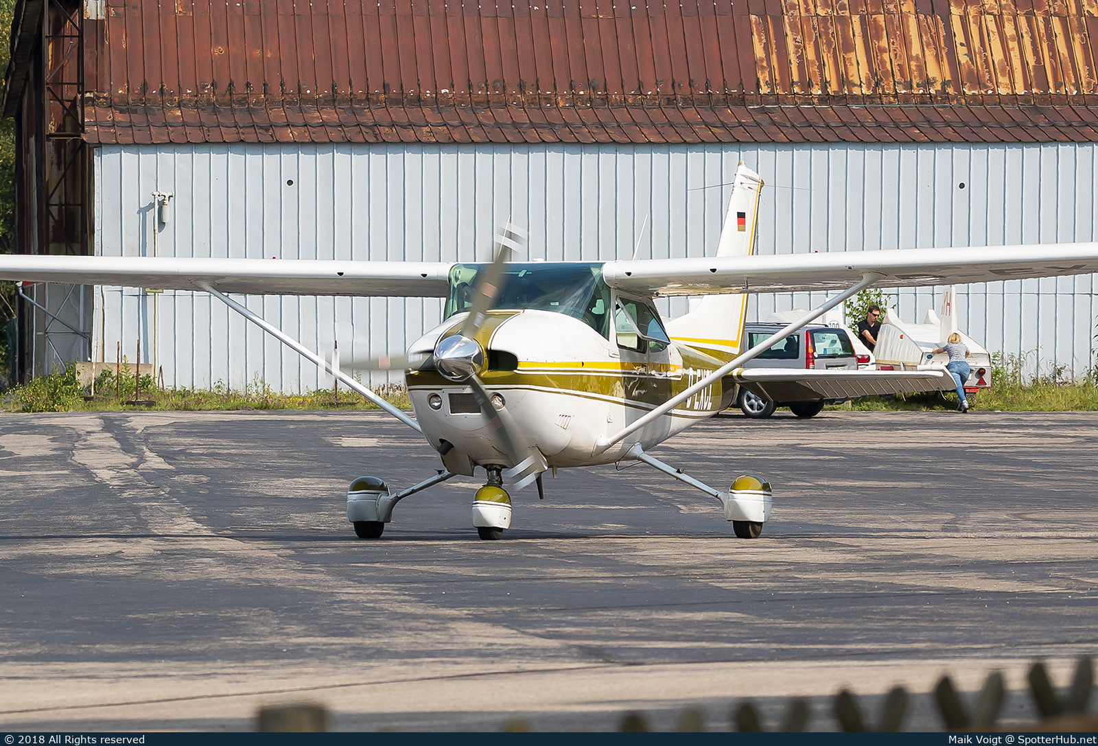 Photo of D-EXCL - Cessna 182P Skylane operated by Private