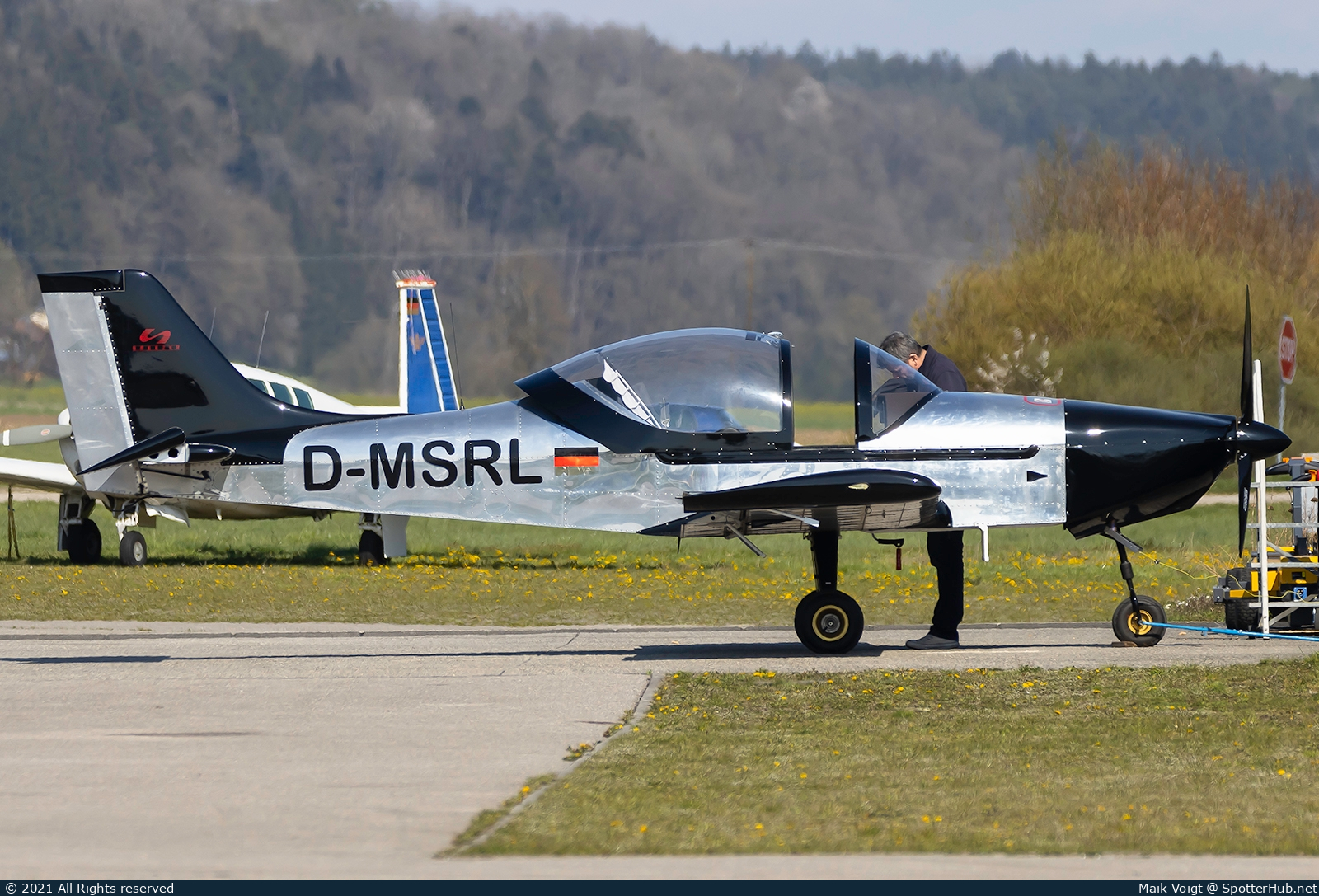 Photo of D-MSRL - Breezer B400 operated by Private