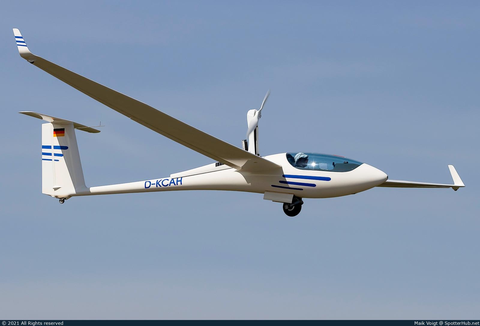 Photo of D-KCAH - Schleicher ASH 26E operated by Private