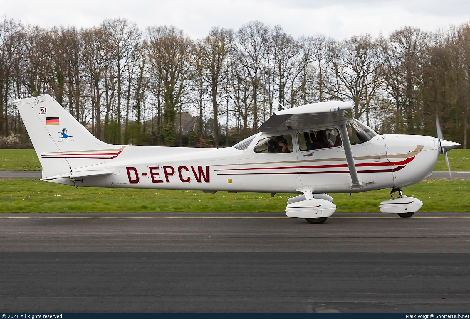 Photo of D-EPCW - Cessna 172S Skyhawk SP operated by Motorflug Münster