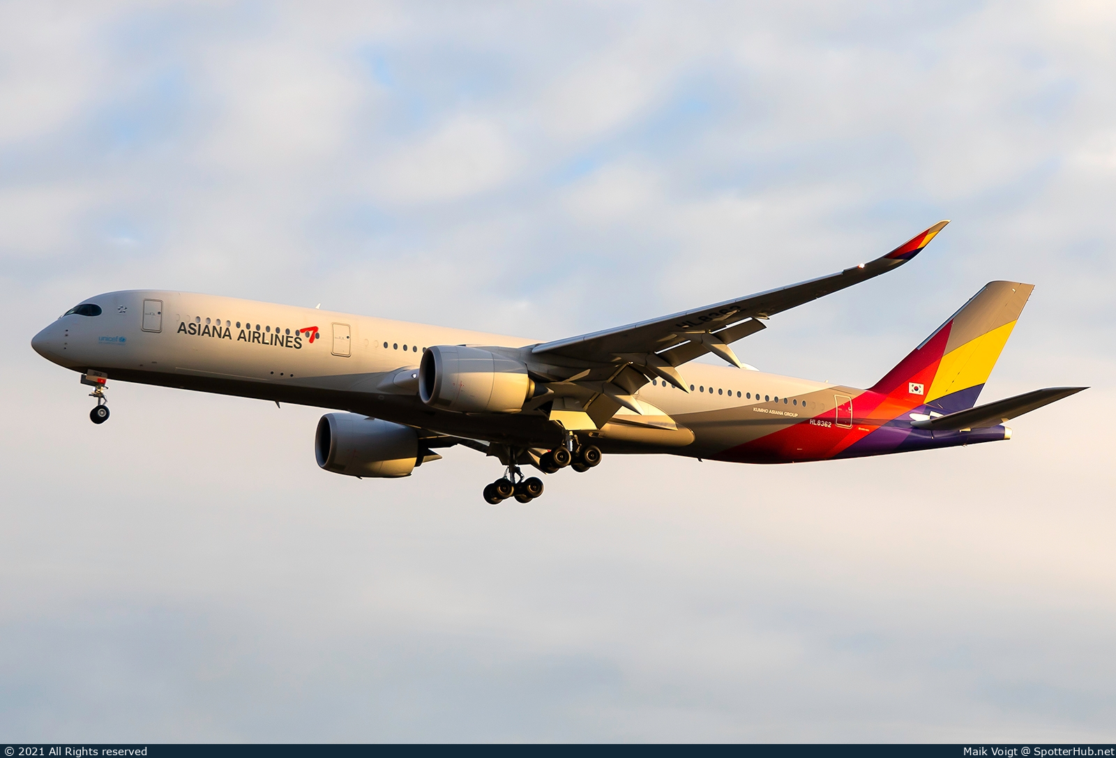 Photo of HL8362 - Airbus A350-941 operated by Asiana Airlines