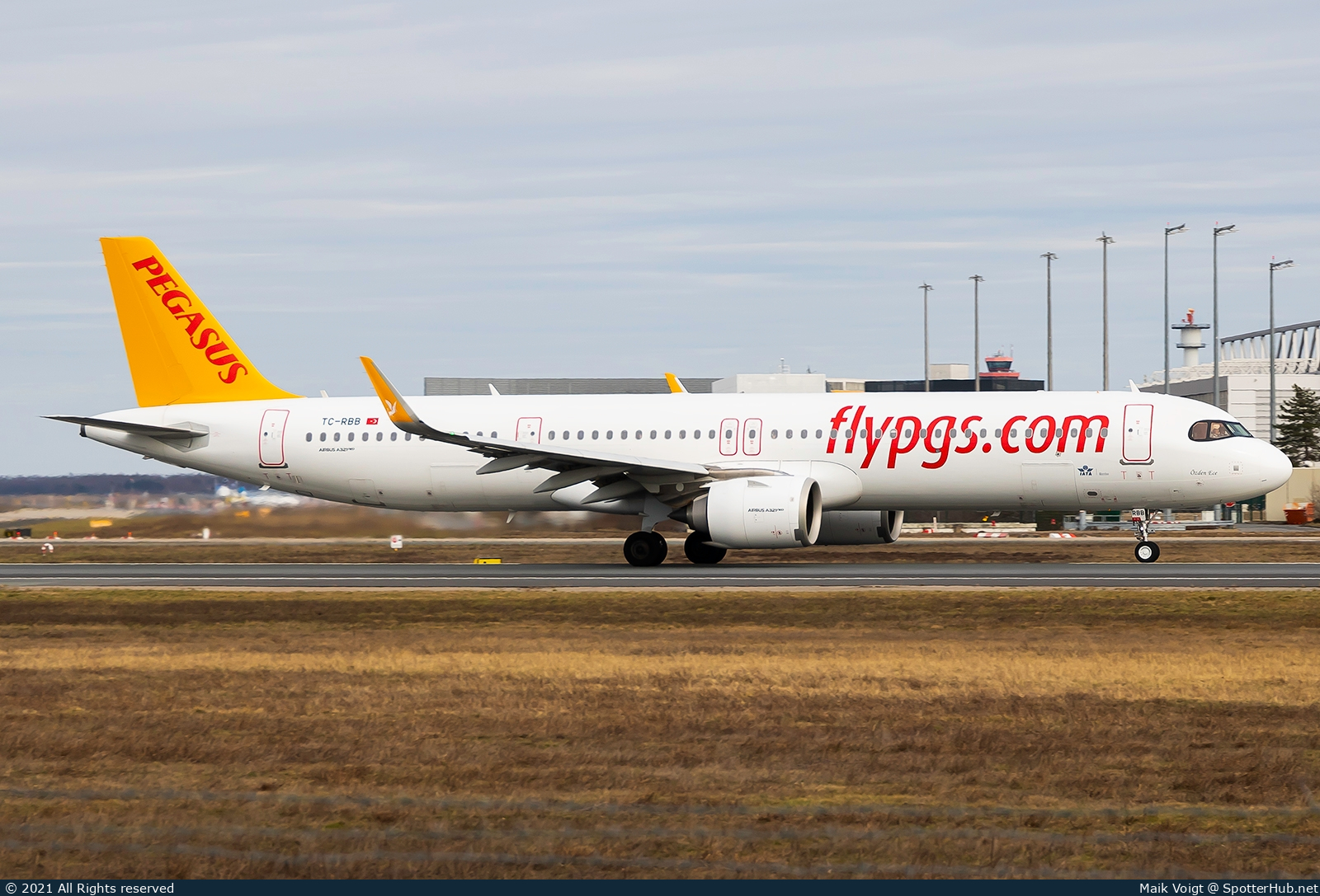 Photo of TC-RBB - Airbus A321-251NX operated by Pegasus Airlines
