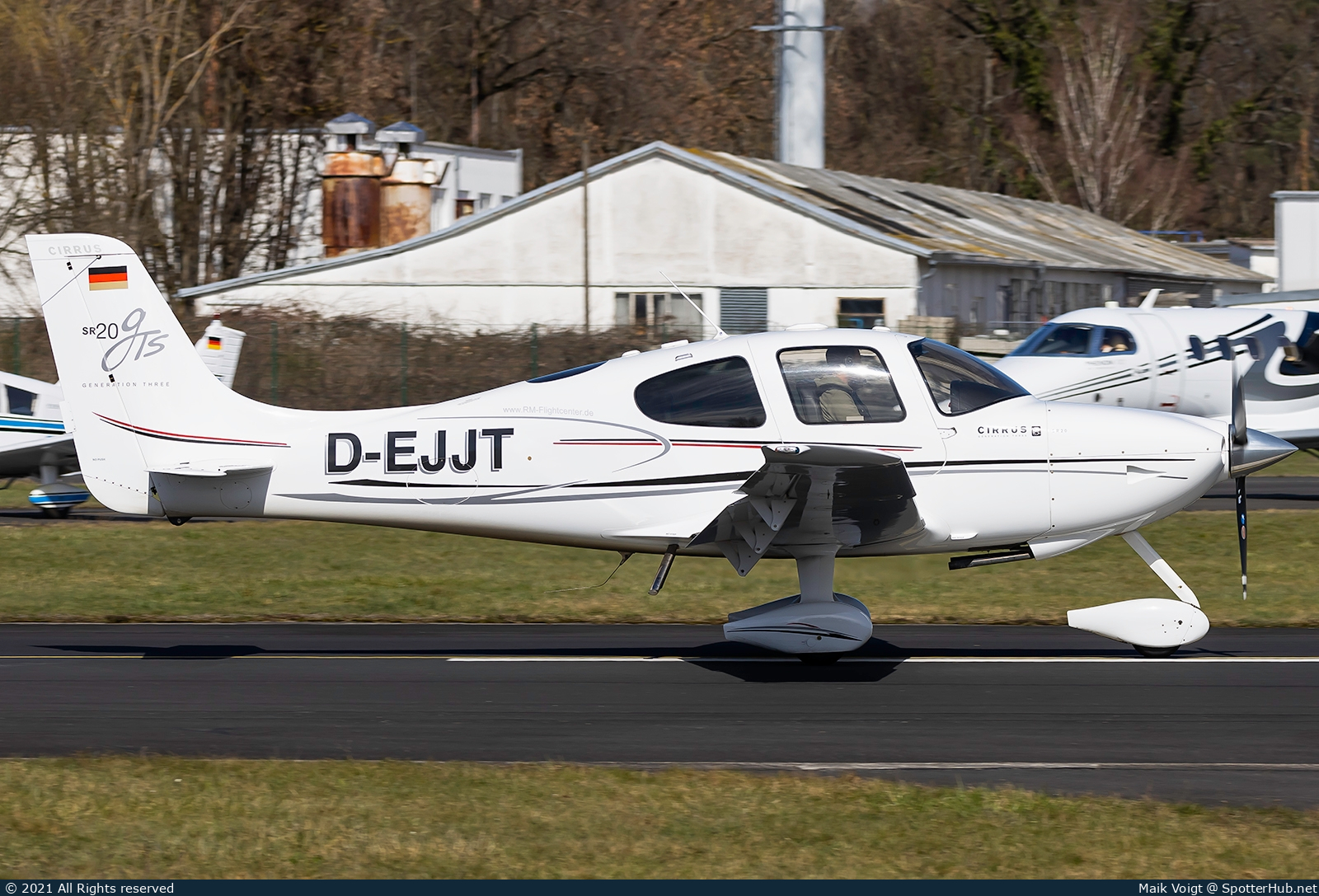 Photo of D-EJJT - Cirrus SR20 G3 GTS operated by RheinMain Flightcenter