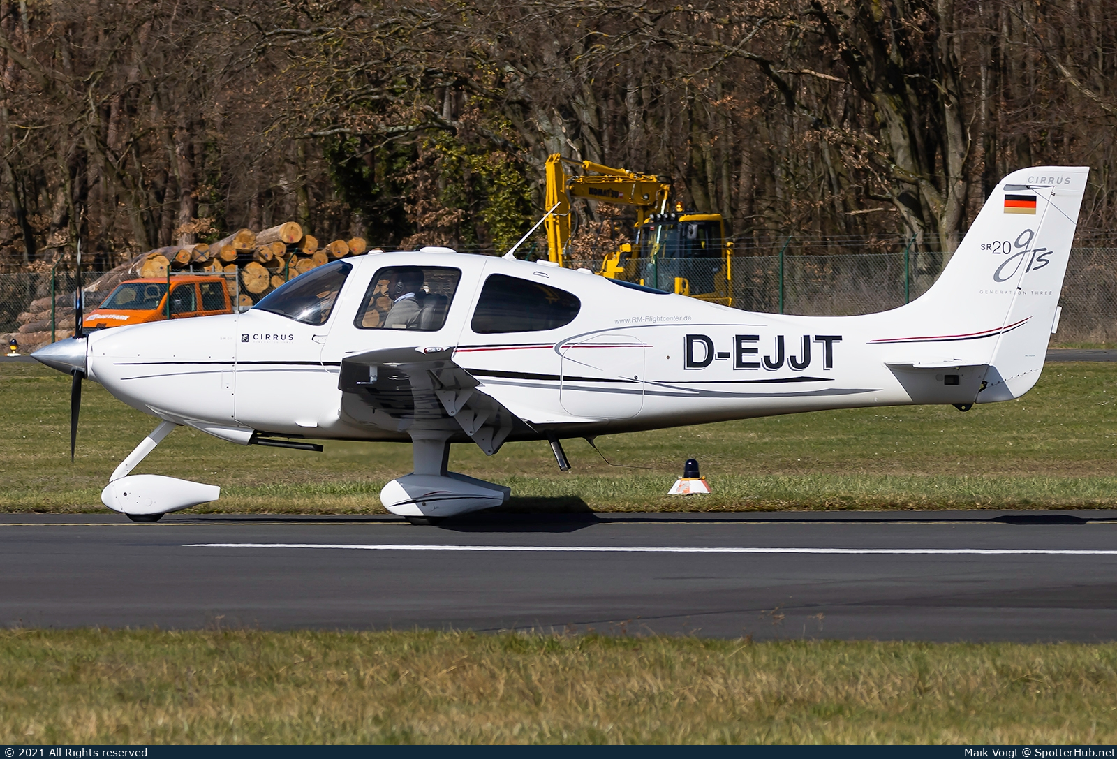 Photo of D-EJJT - Cirrus SR20 G3 GTS operated by RheinMain Flightcenter