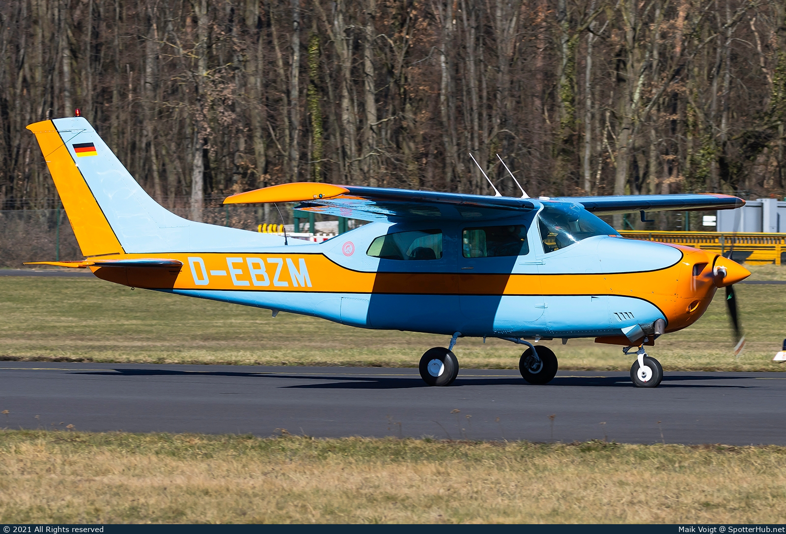 Photo of D-EBZM - Cessna T210L Turbo Centurion operated by Private