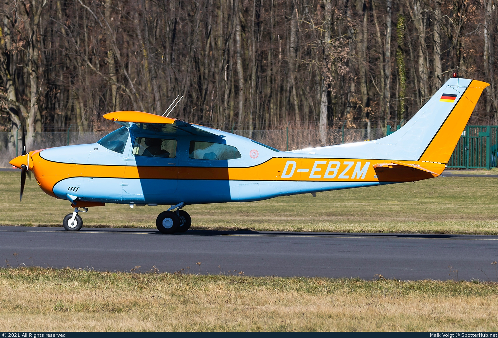 Photo of D-EBZM - Cessna T210L Turbo Centurion operated by Private