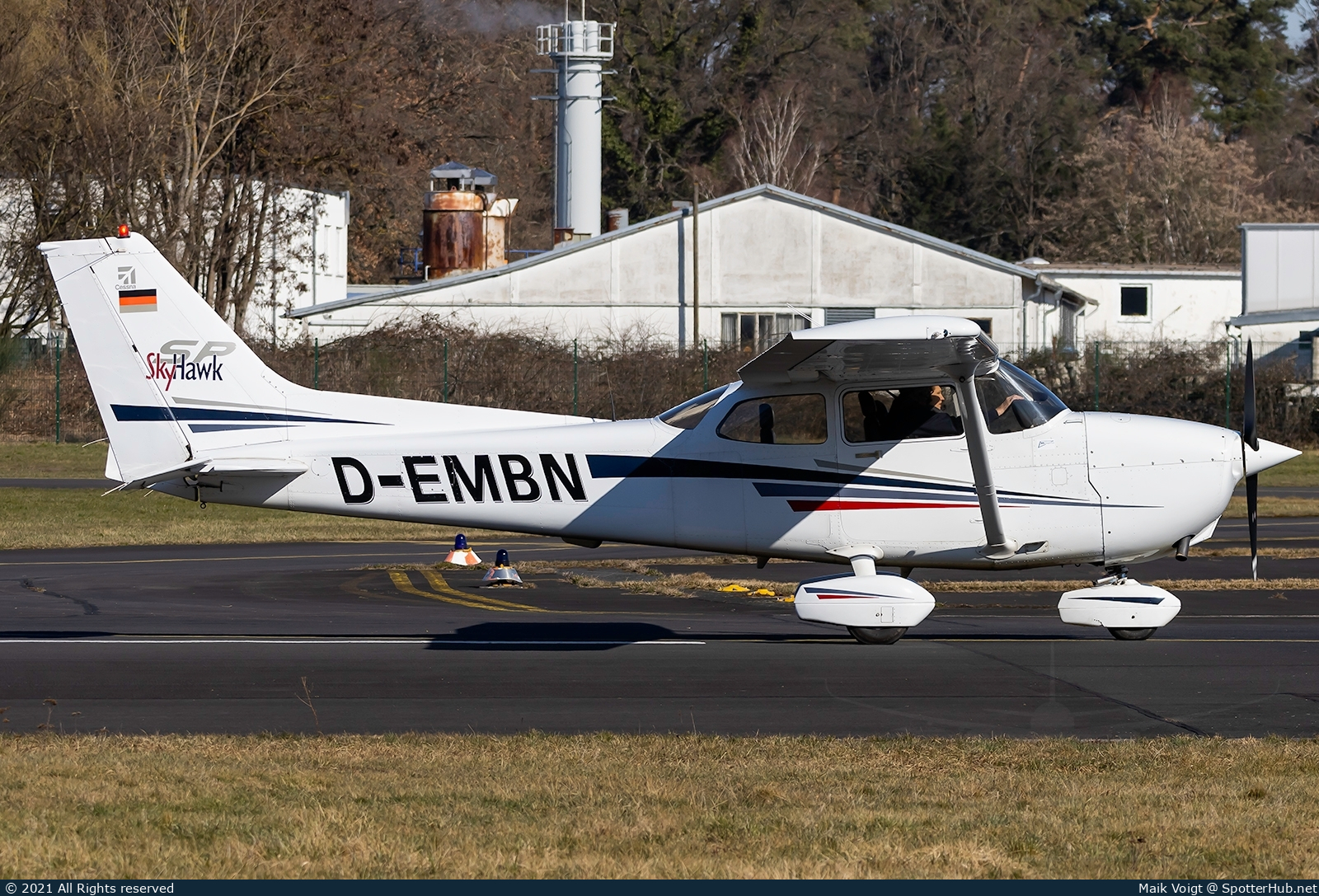 Photo of D-EMBN - Cessna 172S Skyhawk SP operated by DFS Fliegerclub