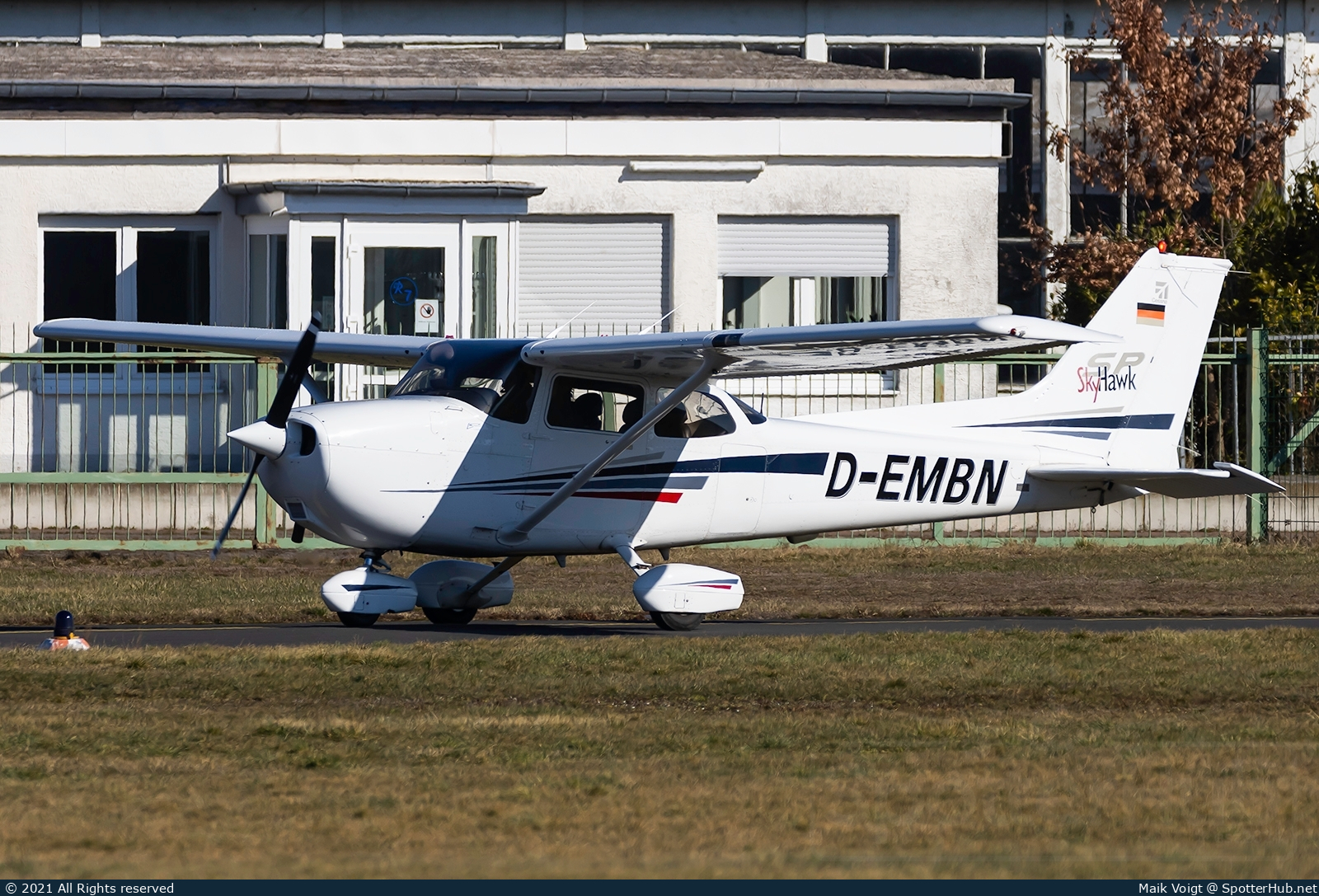 Photo of D-EMBN - Cessna 172S Skyhawk SP operated by DFS Fliegerclub
