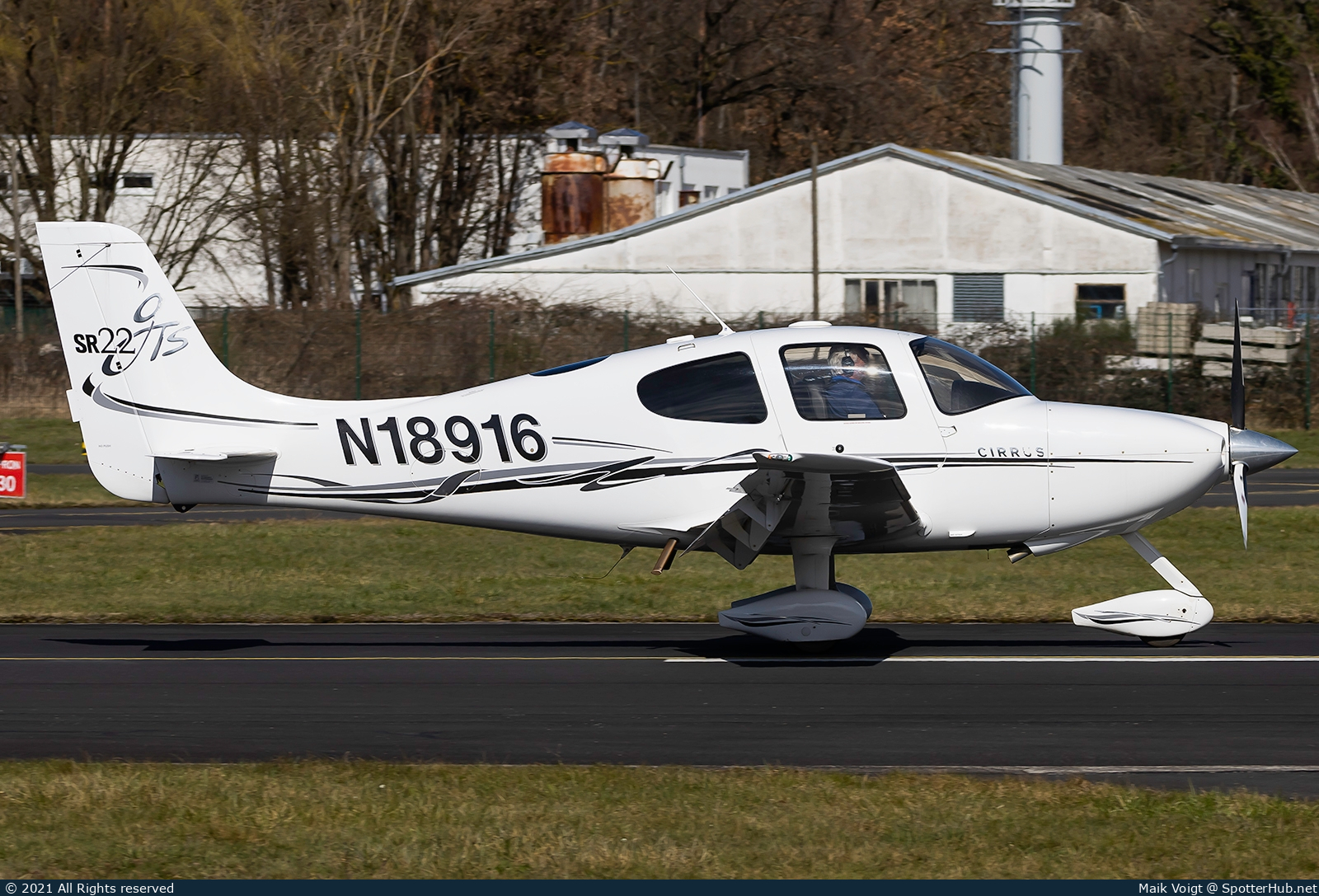 Photo of N18916 - Cirrus SR22 G2 GTS operated by Private