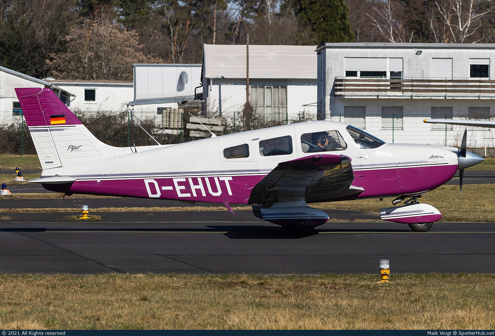 Photo of D-EHUT - Piper PA-28-181 Archer III operated by Private