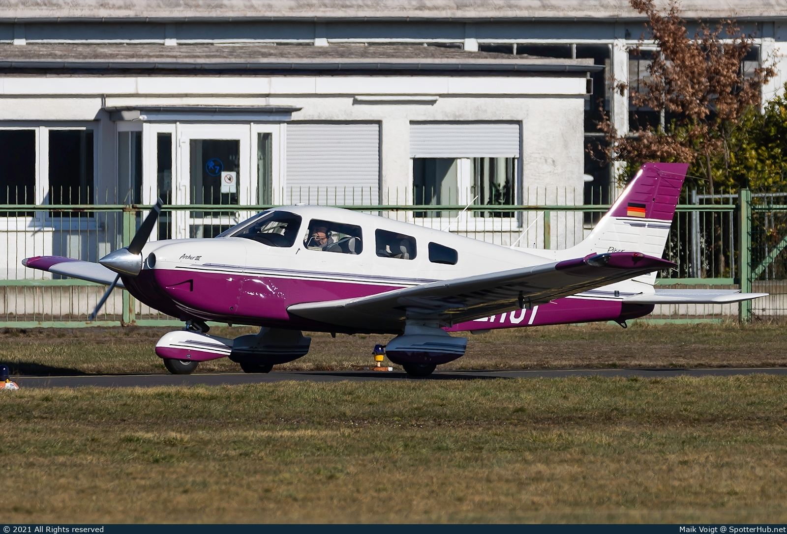 Photo of D-EHUT - Piper PA-28-181 Archer III operated by Private