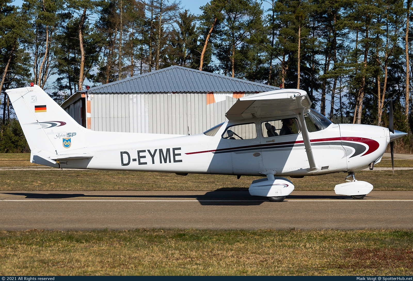 Photo of D-EYME - Cessna 172S Skyhawk SP operated by Motorfluggruppe Regensburg