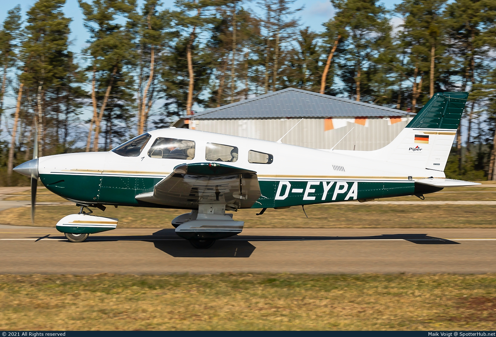 Photo of D-EYPA - Piper PA-28-181 Archer III operated by Motorfluggruppe Regensburg