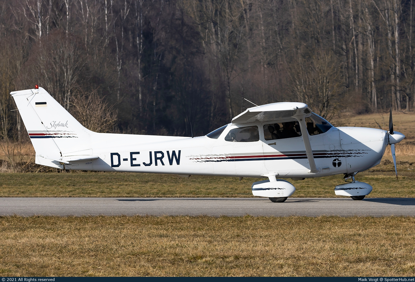 Photo of D-EJRW - Cessna 172R Skyhawk operated by Motorfliegerclub Rosenheim