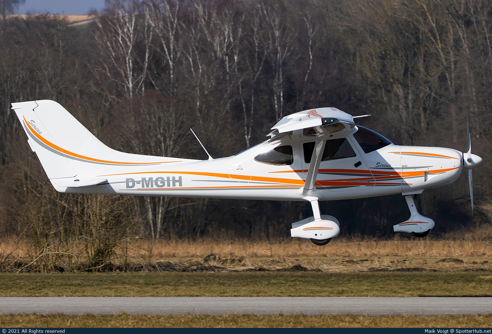 Photo of D-MGIH - TL Ultralight TL-3000 Sirius operated by Private
