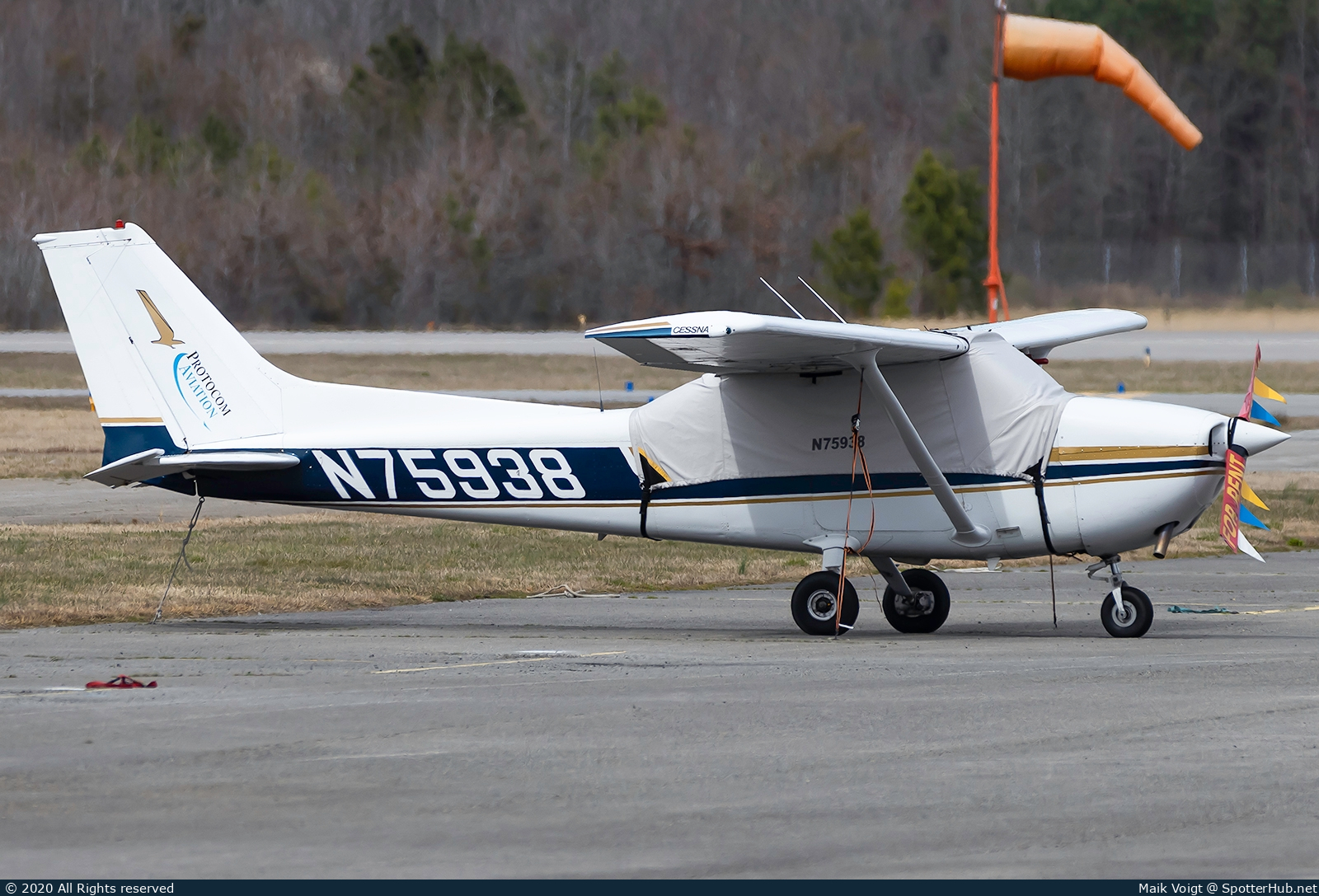 Photo of N75938 - Cessna 172N Skyhawk II operated by Protocom Aviation