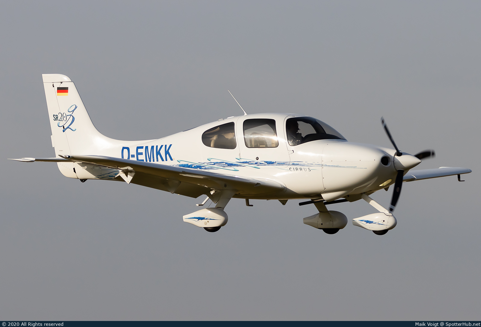 Photo of D-EMKK - Cirrus SR20 G2 operated by Flight Center Hannover