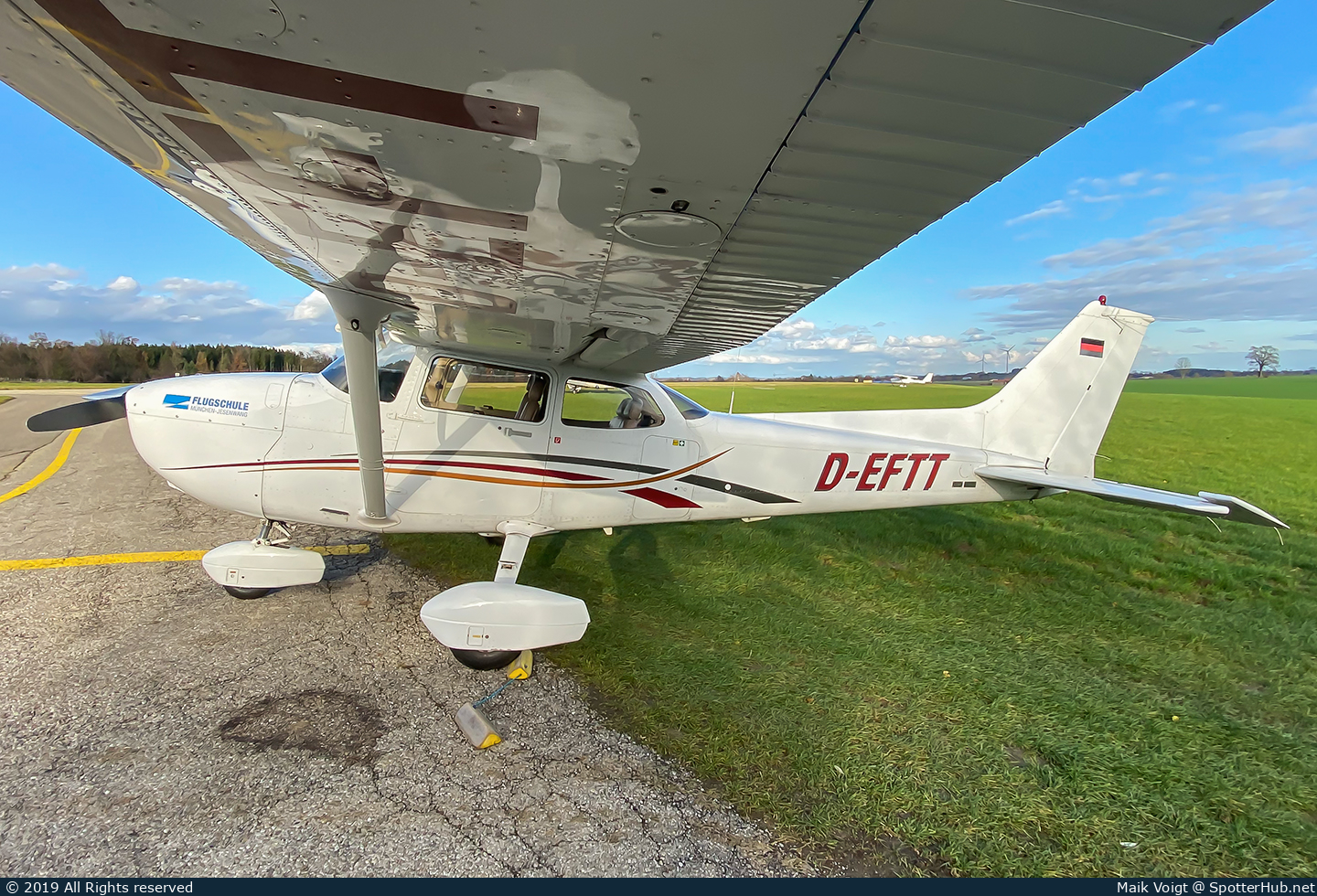 Photo of D-EFTT - Cessna 172S Skyhawk SP operated by Air Munich Aviation - Flugschule Jesenwang
