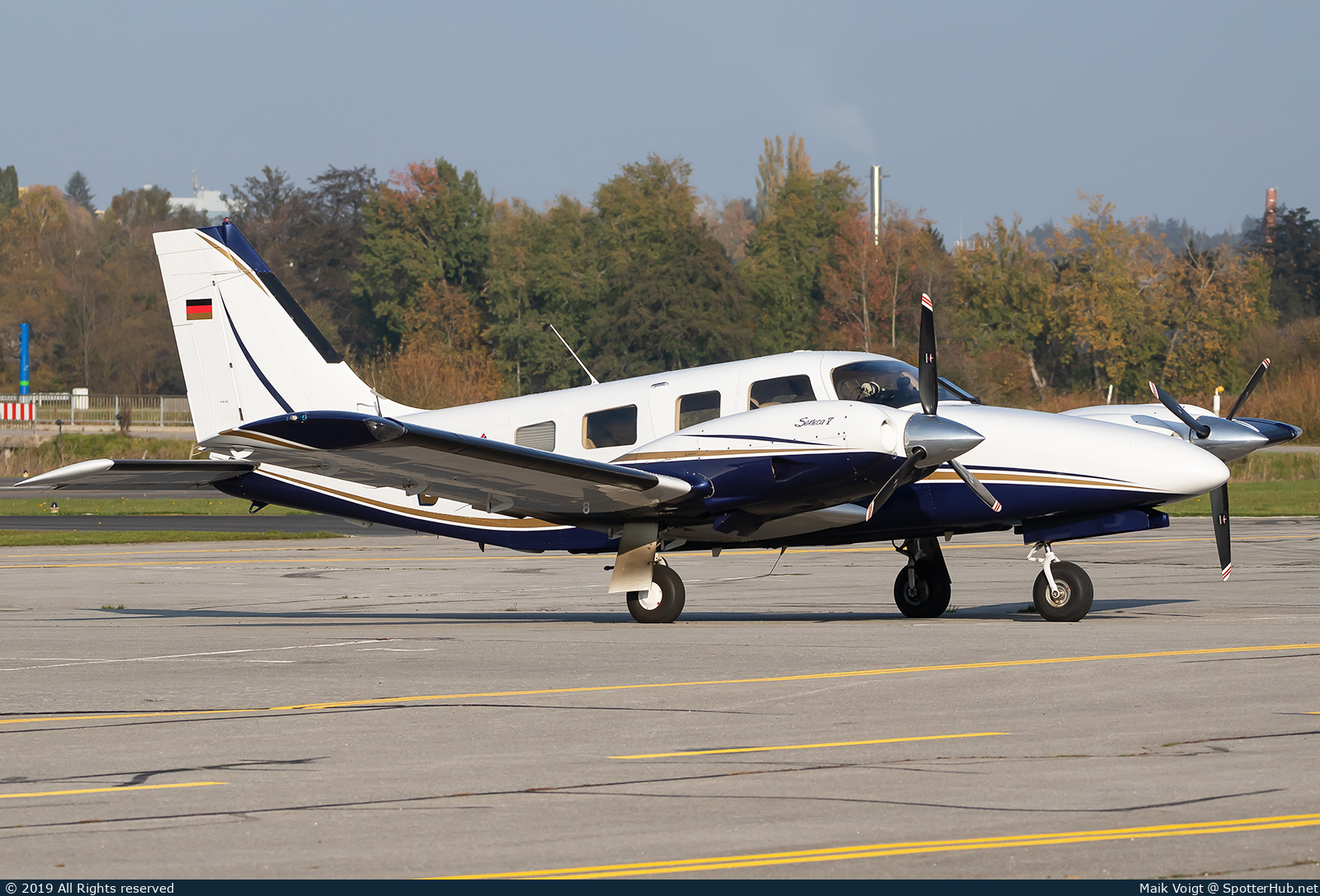 Photo of D-GEFI - Piper PA-34-220T Seneca V operated by Private