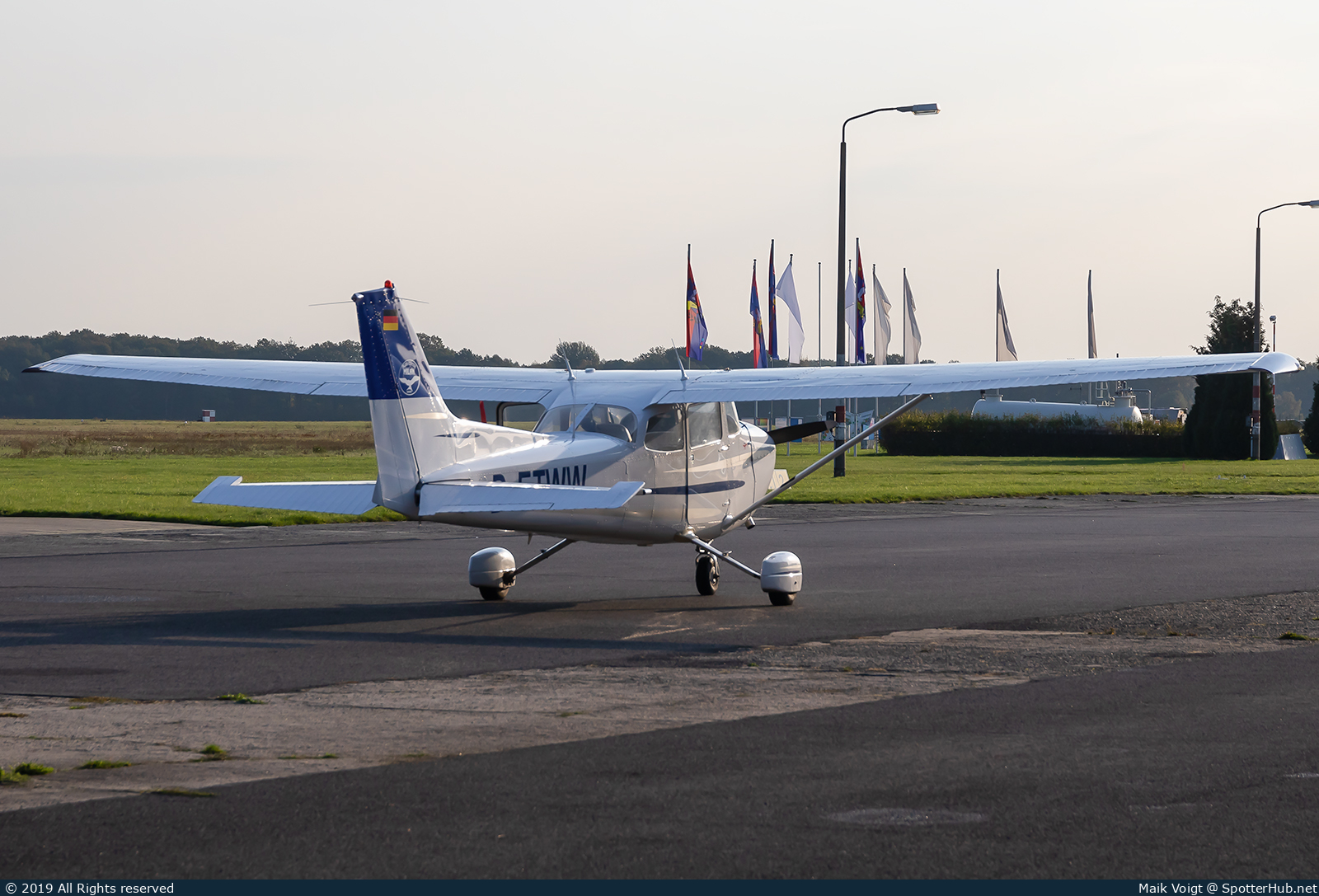 Photo of D-ETWW - Cessna 172N Skyhawk II operated by Flug-Center MILAN