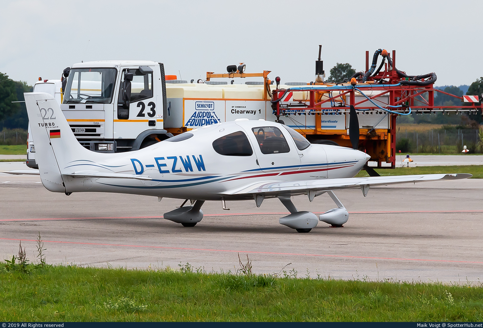 Photo of D-EZWW - Cirrus SR22 G2 operated by Private