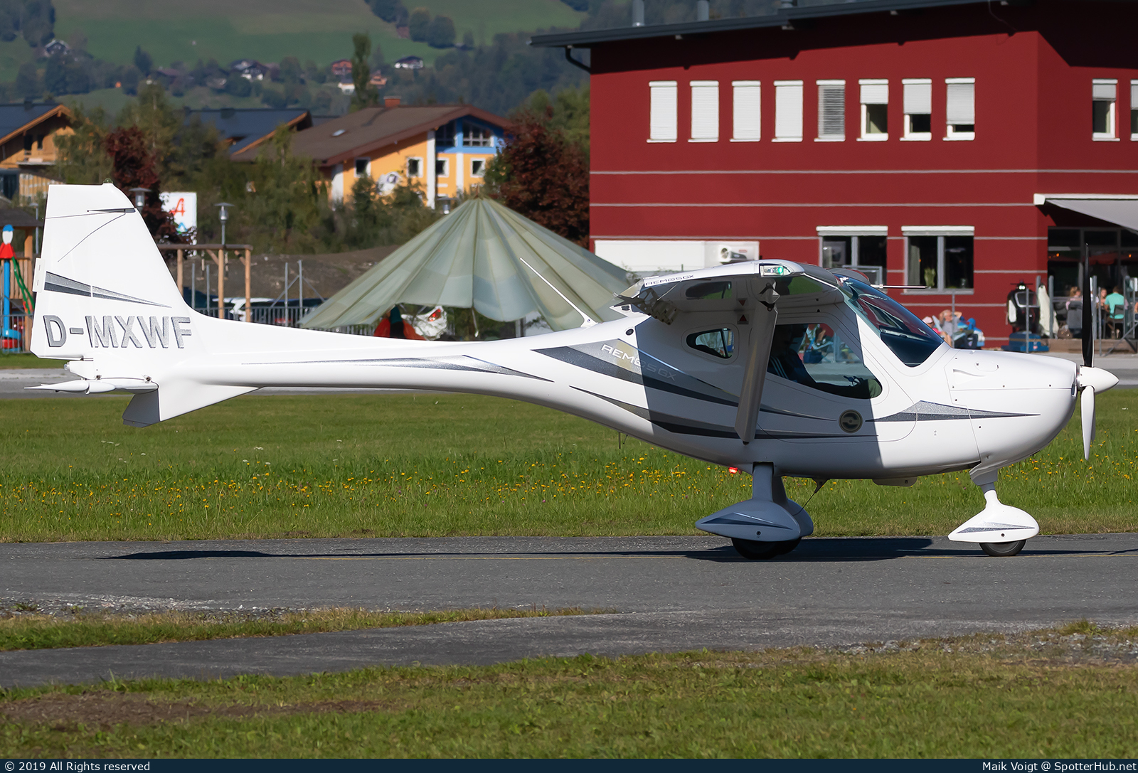 Photo of D-MXWF - Remos GX operated by UTC Flugschule