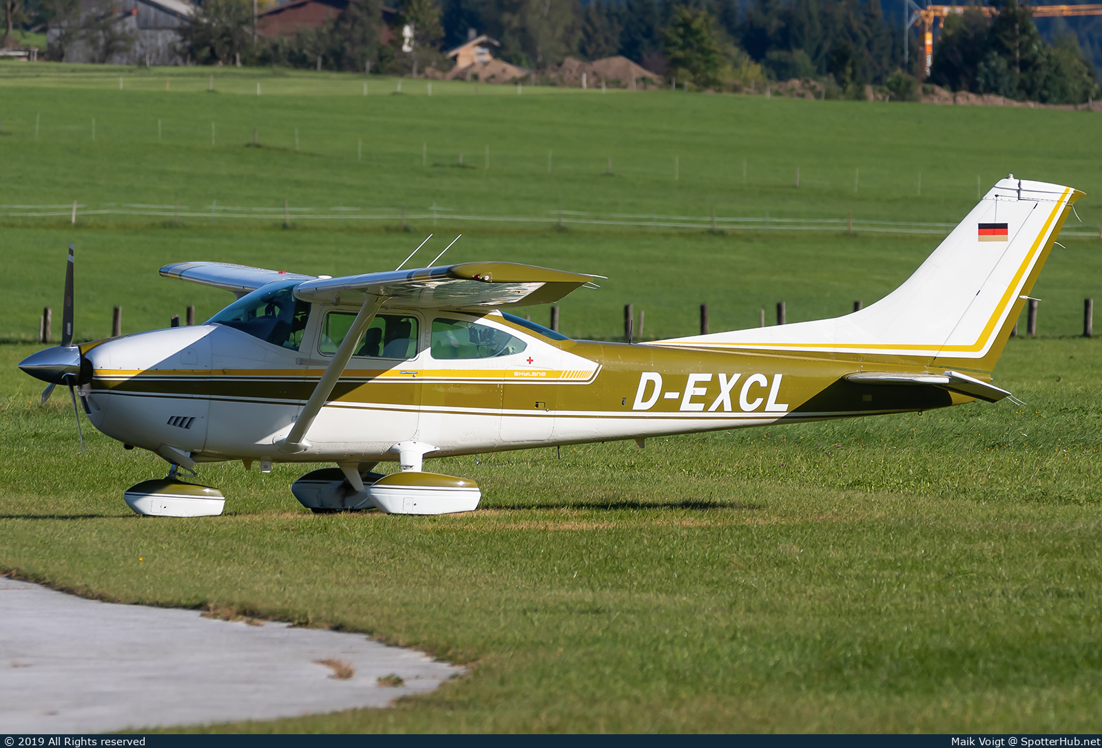 Photo of D-EXCL - Cessna 182P Skylane operated by Private