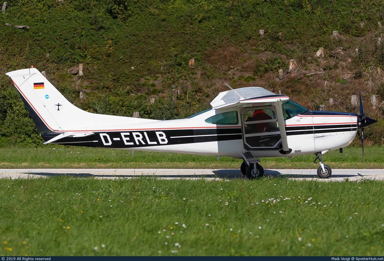 Photo of D-ERLB - Cessna 182R Skylane operated by Private