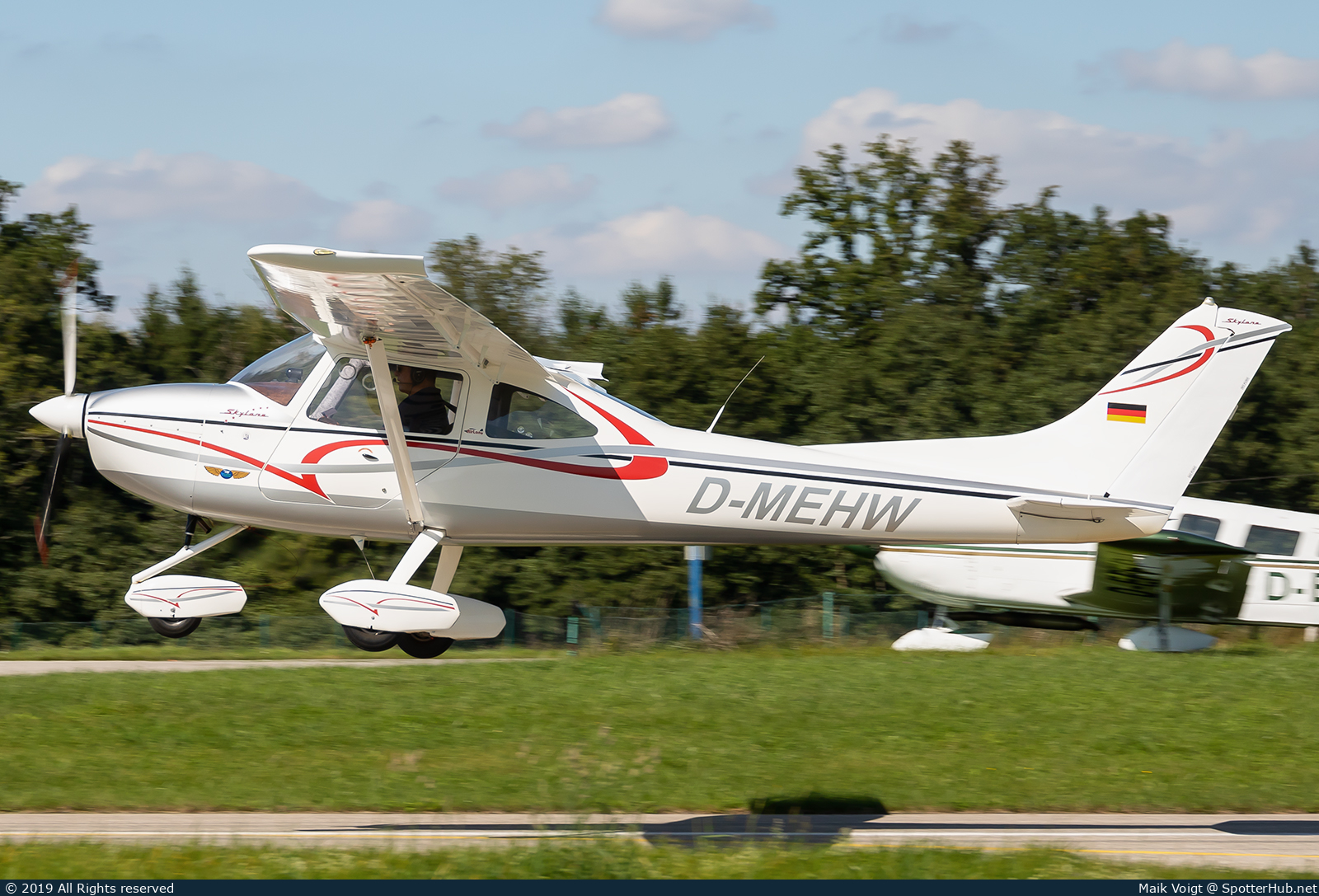 Photo of D-MEHW - AirLony Skylane operated by Private