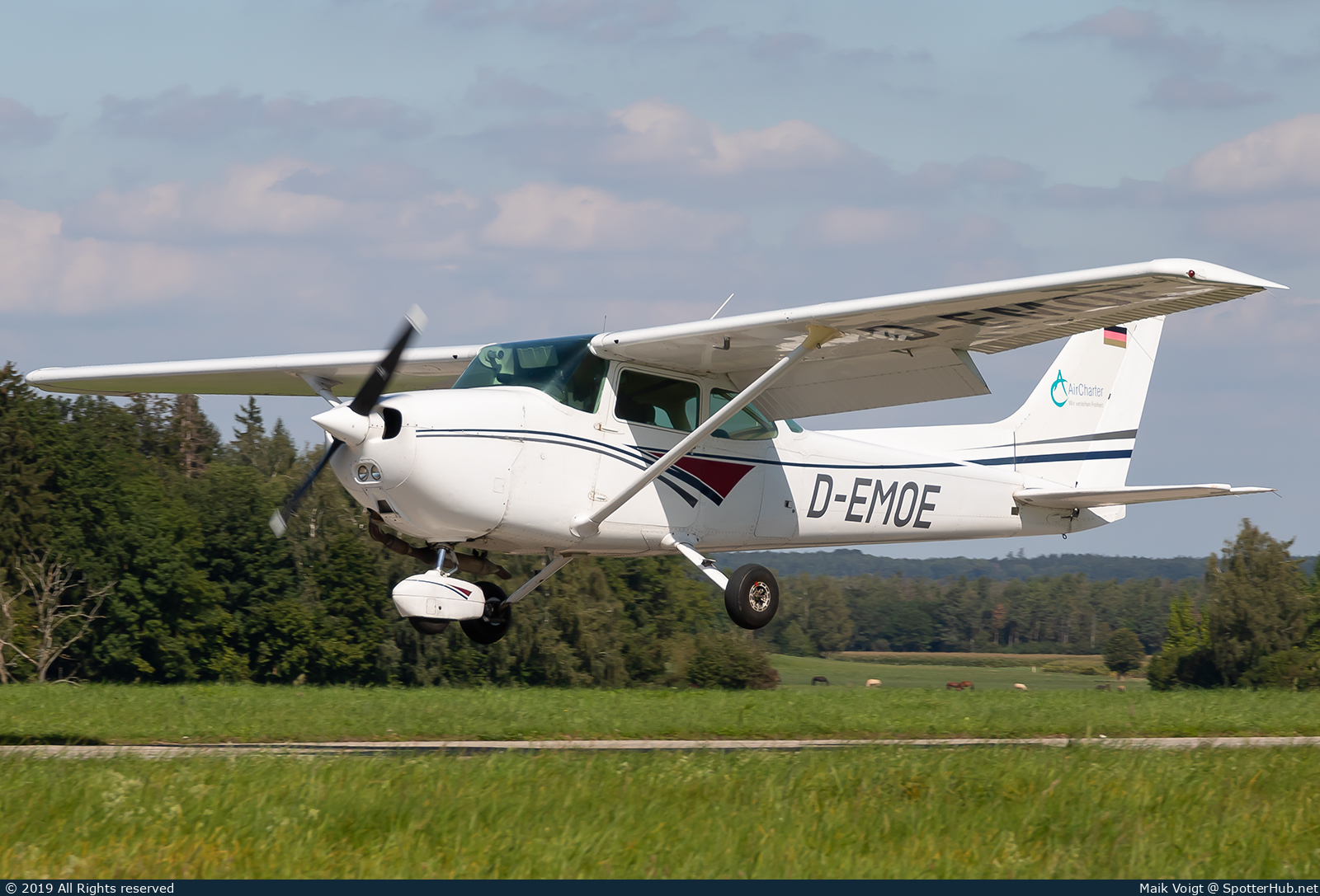 Photo of D-EMOE - Reims-Cessna F172N Skyhawk II operated by AIR CHARTER Luftfahrt GmbH