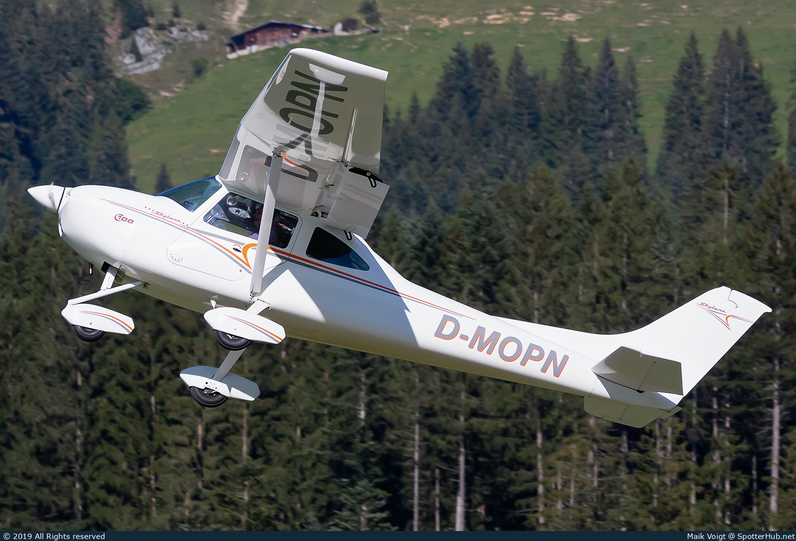 Photo of D-MOPN - AirLony Skylane operated by Private