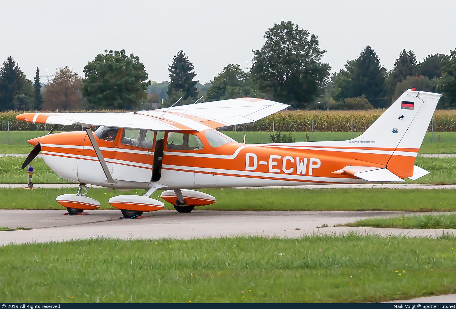 Photo of D-ECWP - Reims-Cessna F172M Skyhawk operated by Private