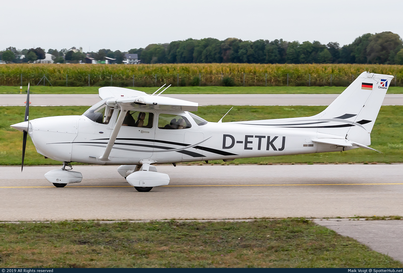 Photo of D-ETKJ - Cessna 172S Skyhawk SP operated by Fliegerverein München