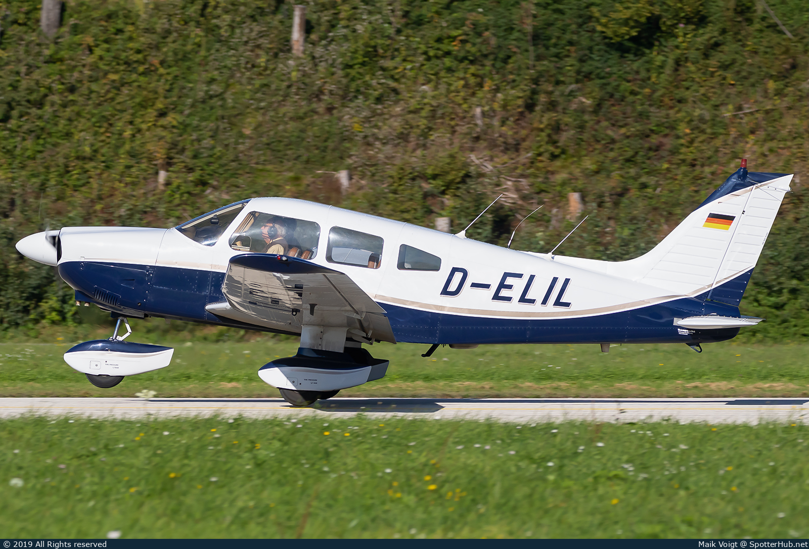 Photo of D-ELIL - Piper PA-28-181 Archer II operated by Private