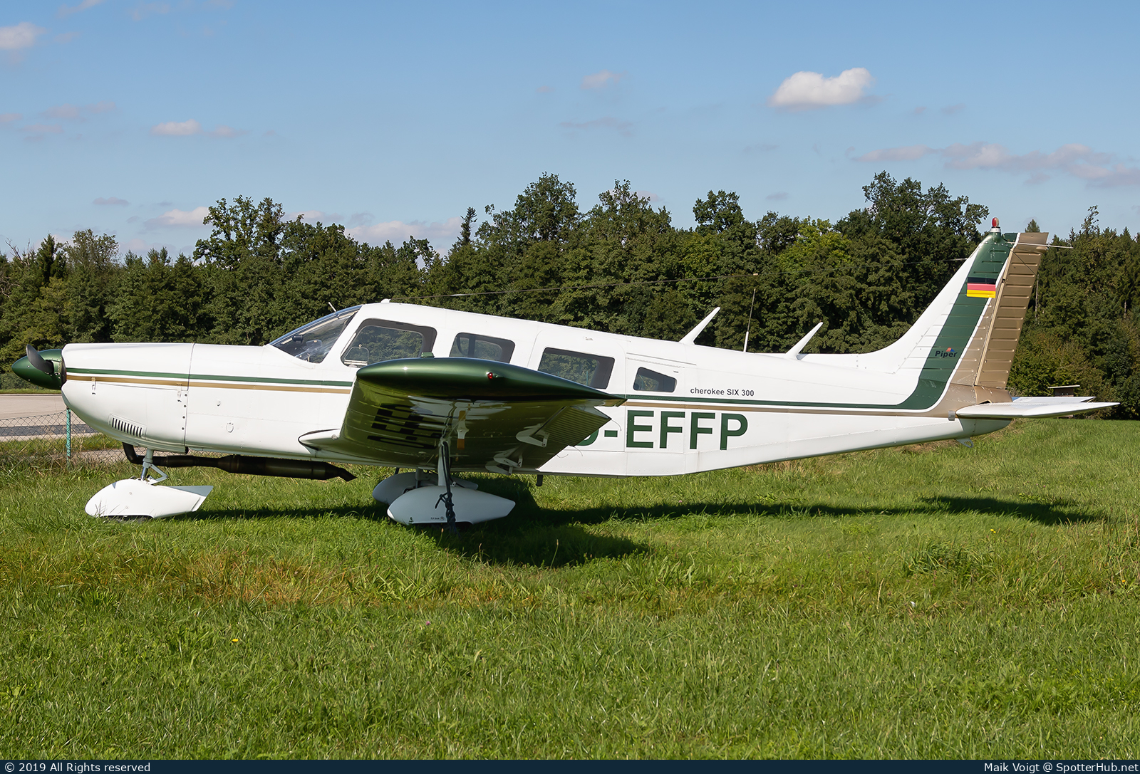 Photo of D-EFFP - Piper PA-32-300 Cherokee Six operated by Private