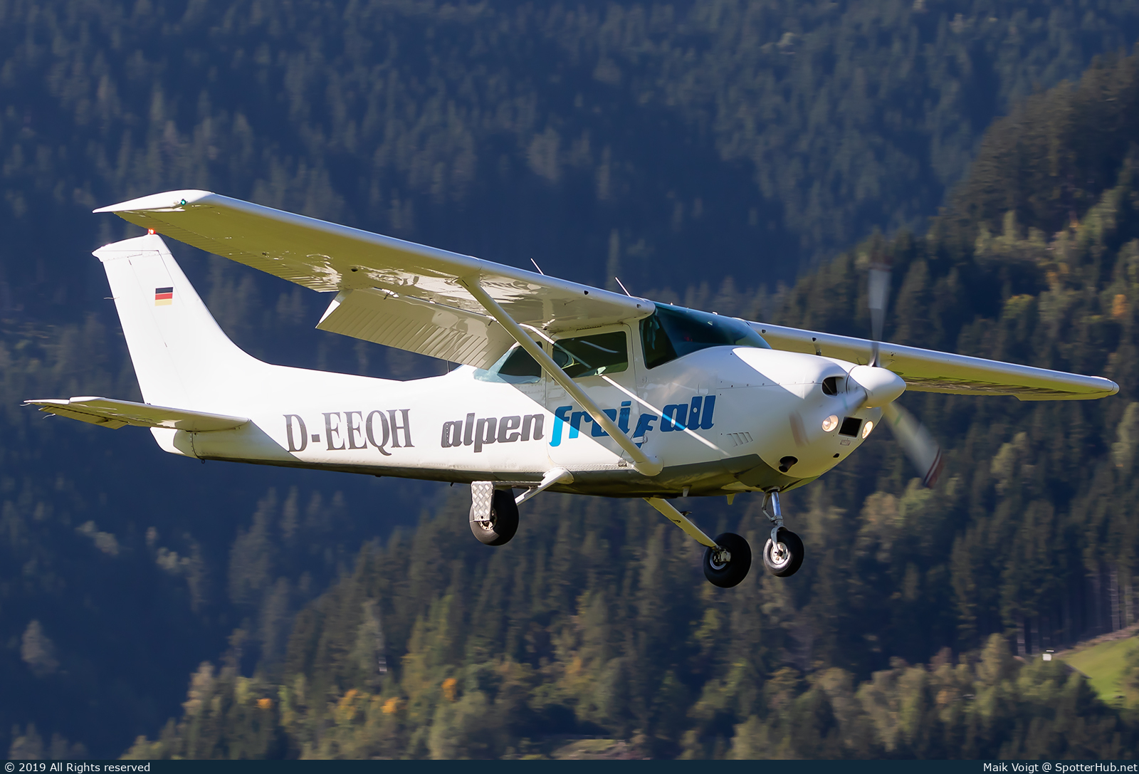Photo of D-EEQH - Reims-Cessna F182Q Skylane II operated by Alpenfreifall