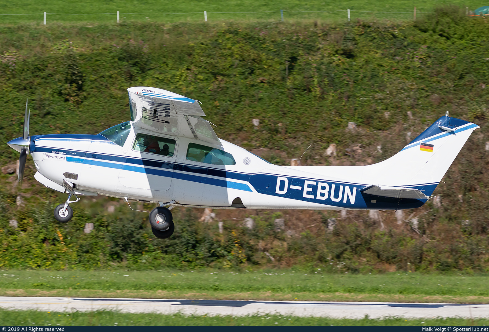 Photo of D-EBUN - Cessna T210N Turbo Centurion II operated by Private
