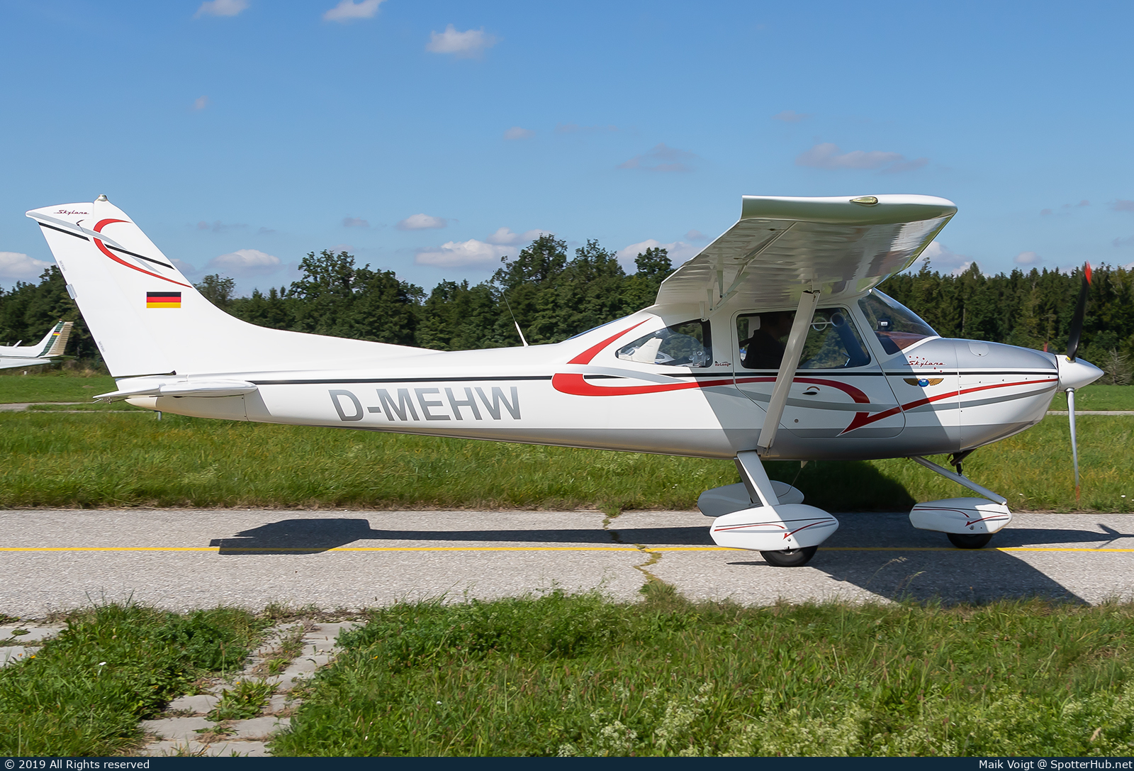 Photo of D-MEHW - AirLony Skylane operated by Private