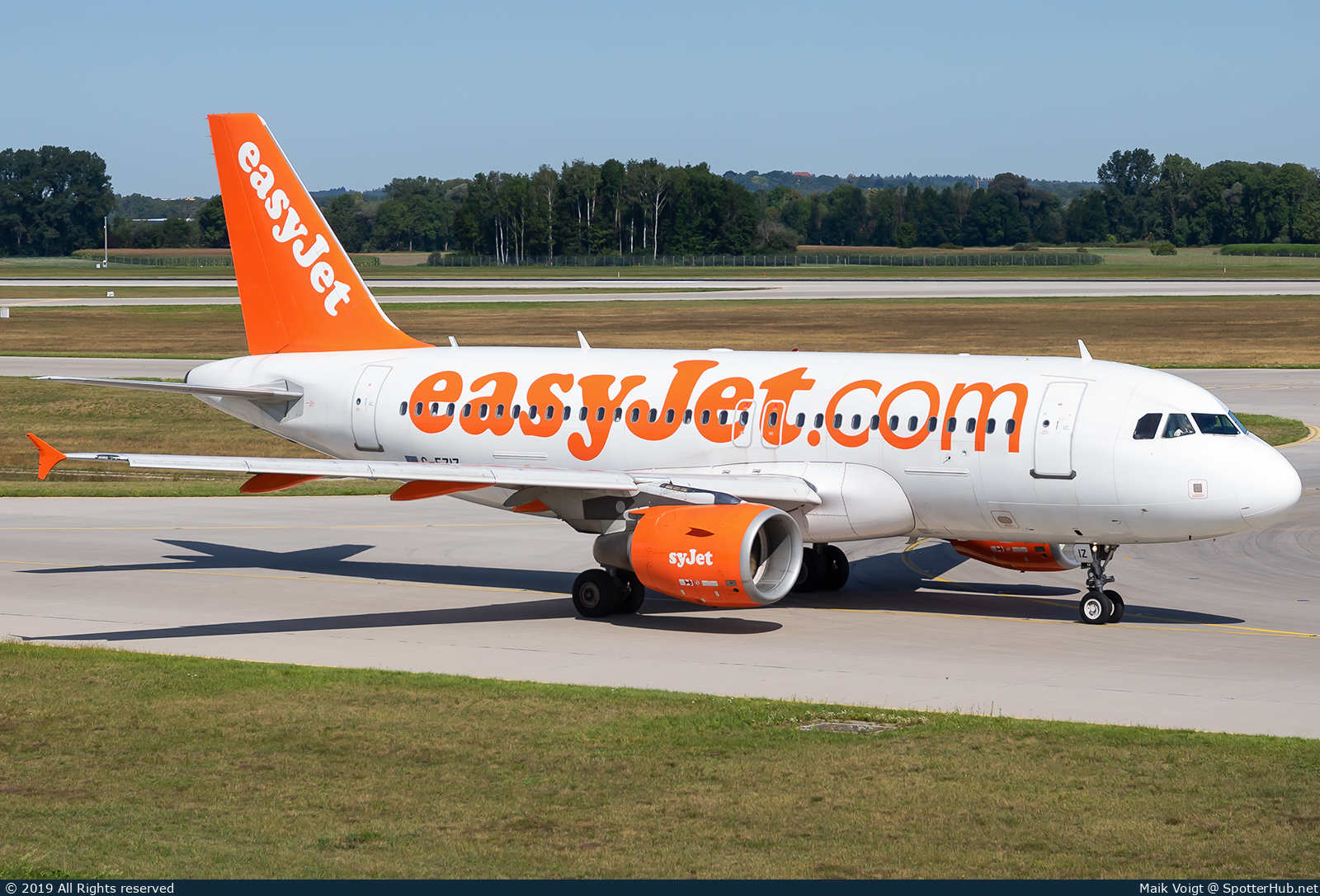 Photo of G-EZIZ - Airbus A319-111 operated by easyJet