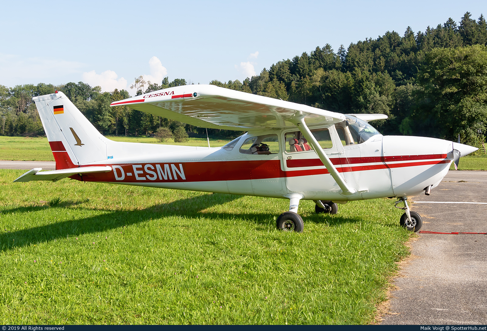 Photo of D-ESMN - Cessna 172N Skyhawk operated by Private