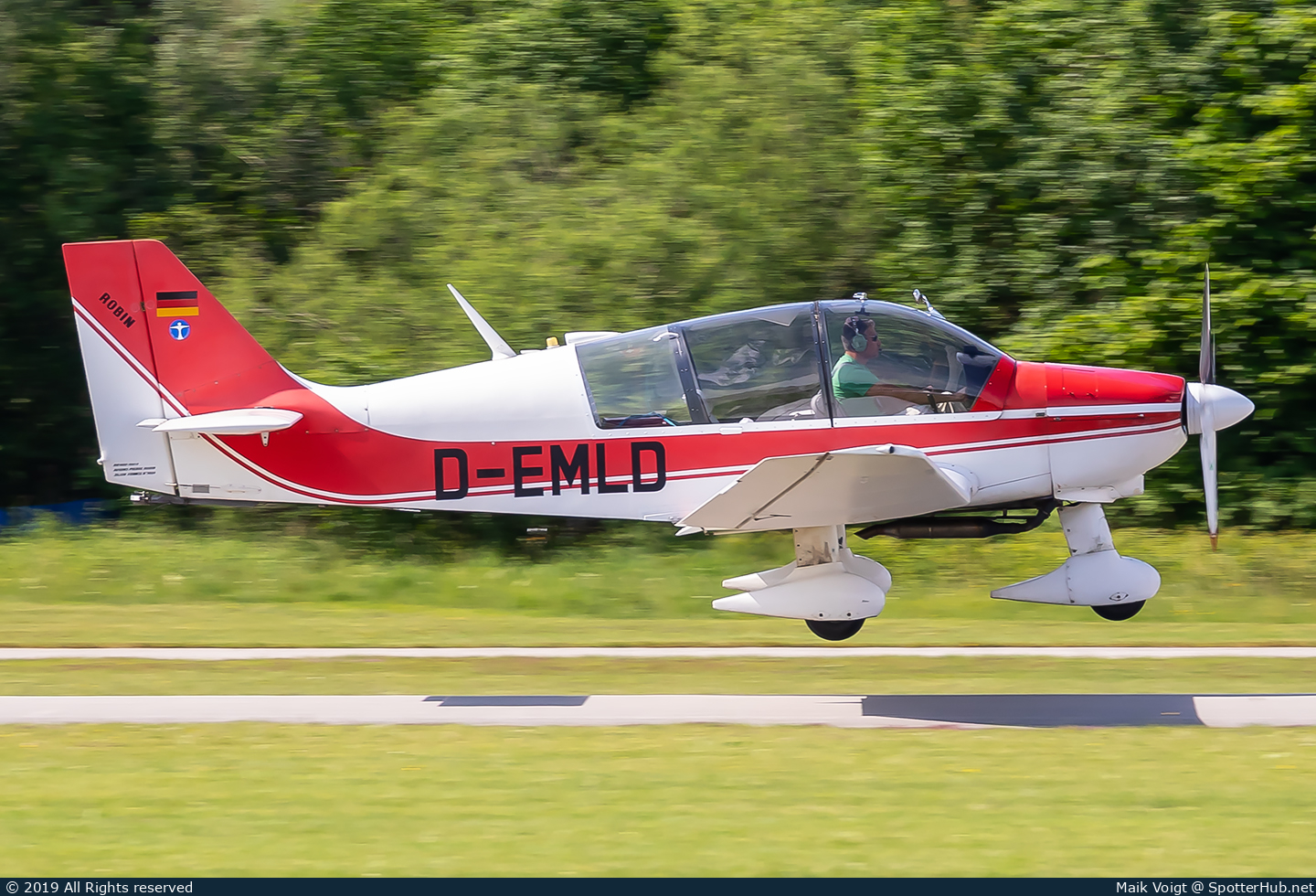 Photo of D-EMLD - Robin DR400/180R Remorqueur operated by Private