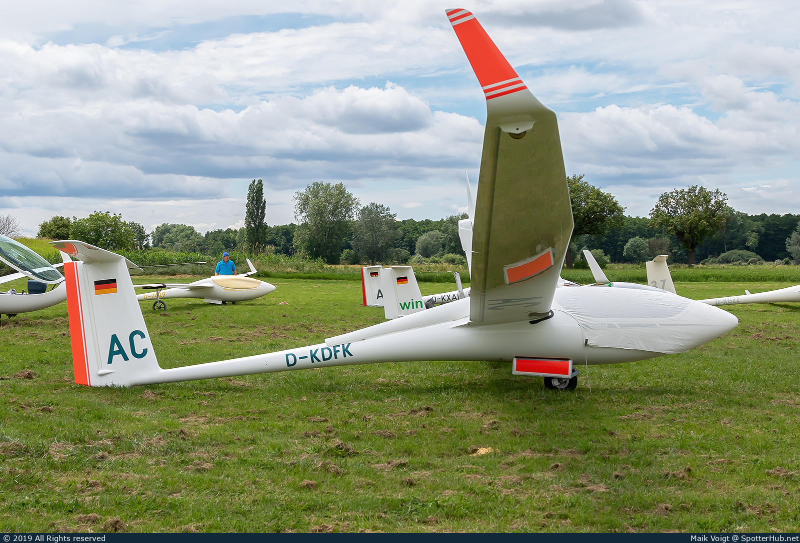 Photo of D-KDFK - Schleicher ASH 26E operated by Private