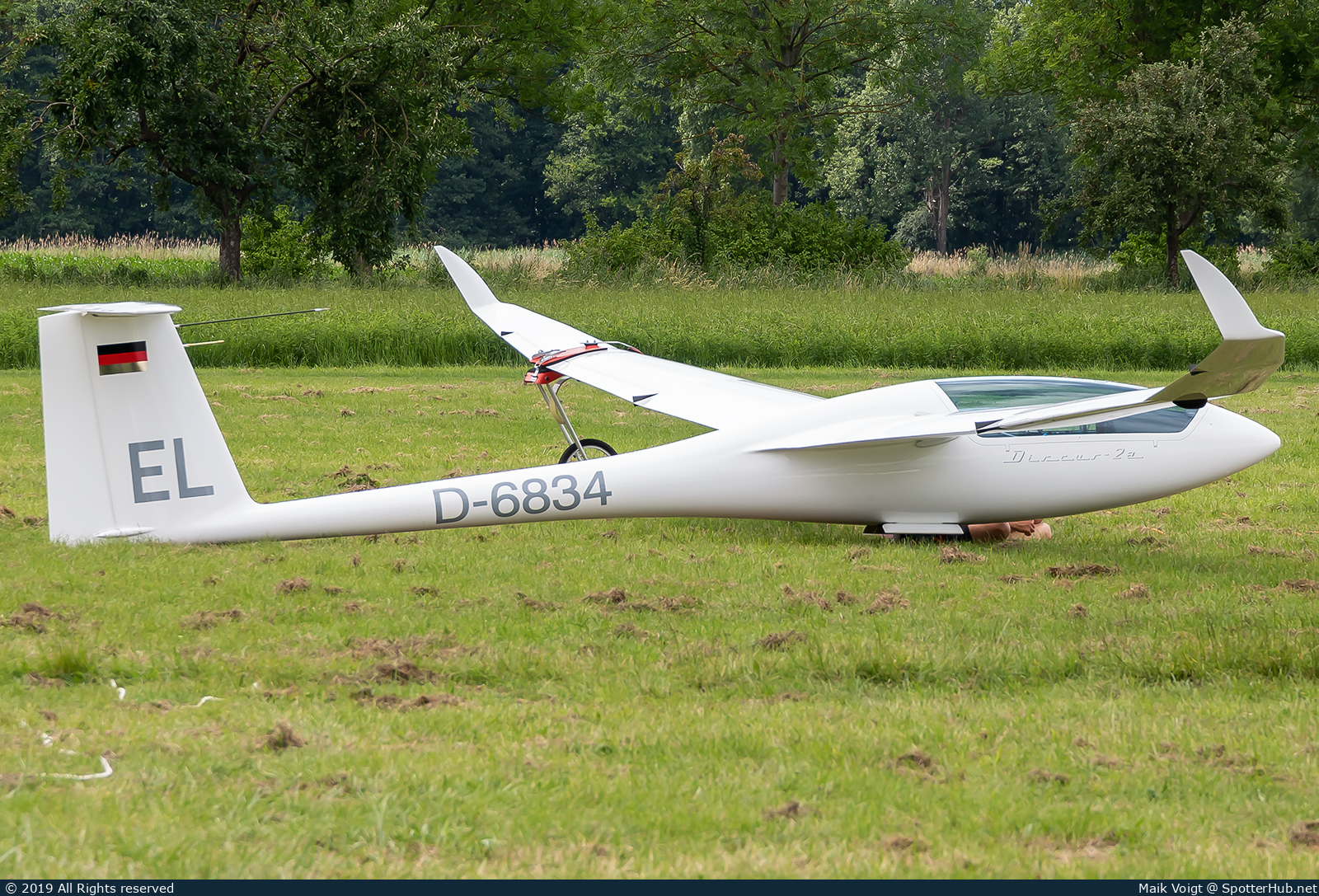 Photo of D-6834 - Schempp-Hirth Discus 2a operated by Private