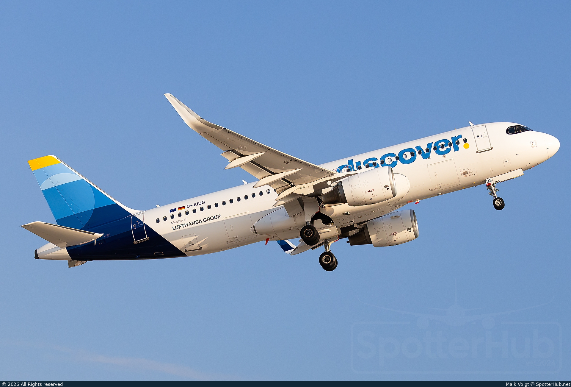 Photo of D-AIUS - Airbus A320-214 operated by Discover Airlines