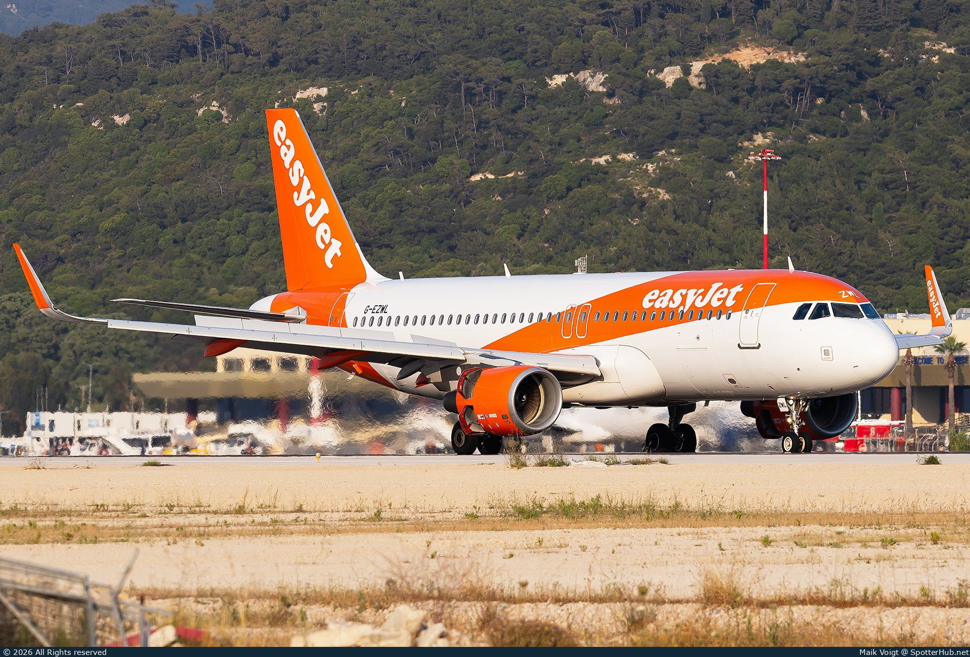 Photo of G-EZWL - Airbus A320-214 operated by easyJet