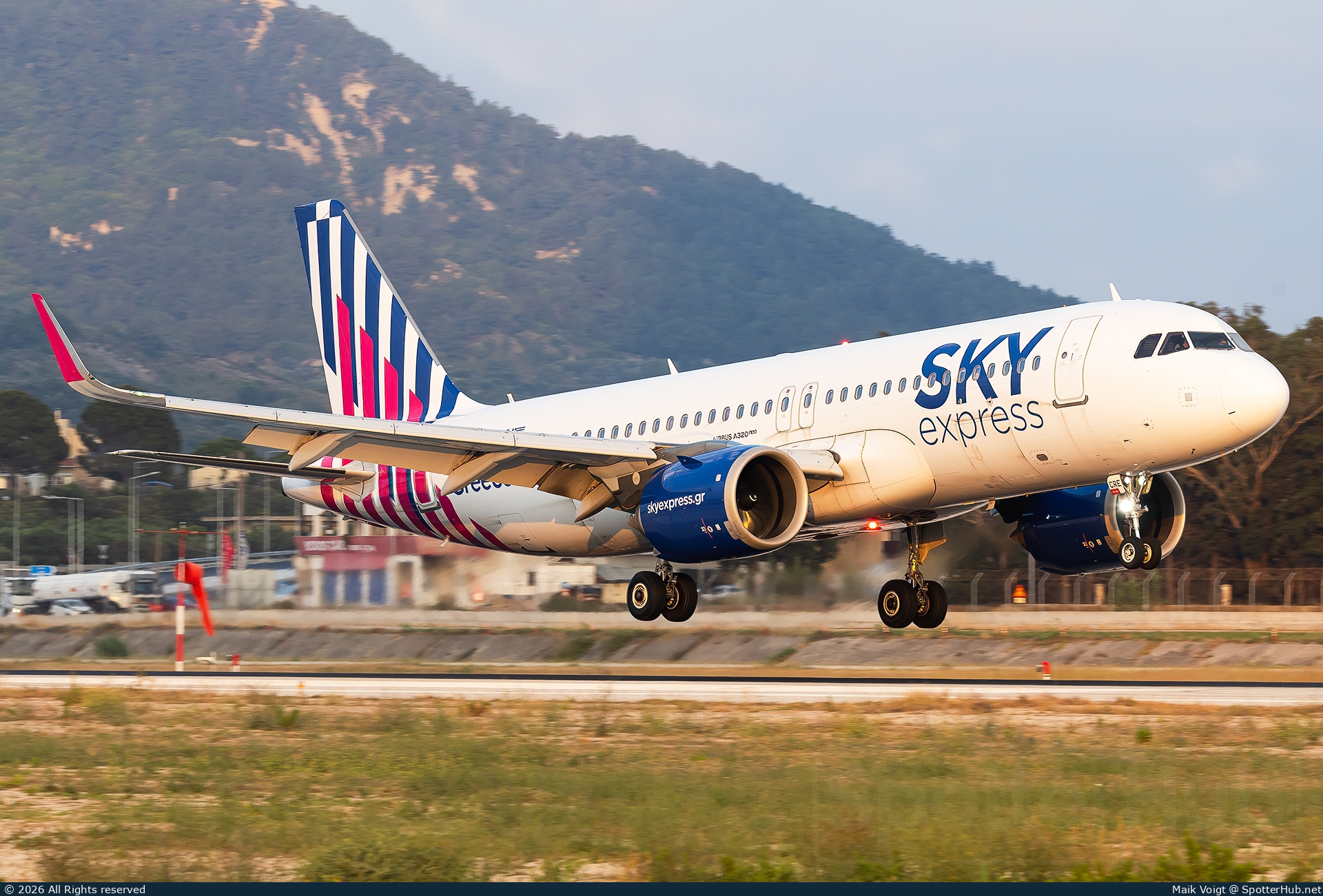 Photo of SX-CRE - Airbus A320-251N operated by Sky Express